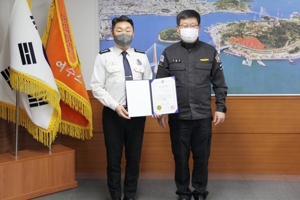 ▲ 올해의 영웅소방관으로 선정된 김현서 소방장(왼)과 이달승 서장