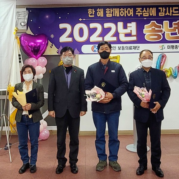 ▲ ⓒ 서정신 환경복지국장과 수상자 사진