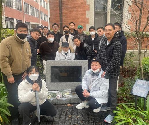 ▲ 오사카 윤동주 시비 앞에서 기념사진을 찍은 전남대 여수학군단