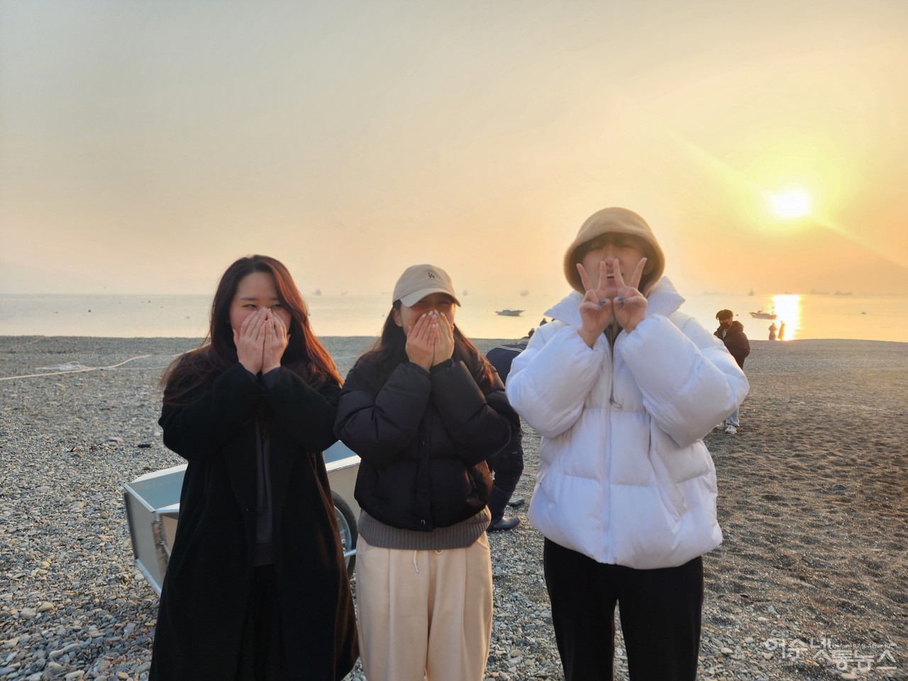 ▲ 검은 토끼해를 맞아 검은 모래해변 만성리 일출을 찾은 안산에서온 여성들 한컷 ⓒ심명남
