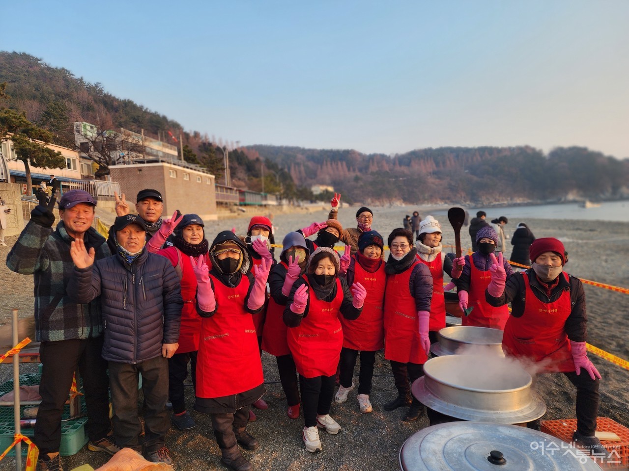 ▲ 2000여 명의 관광객들에게 떡국 봉사를 나눈 만평부녀회와 만덕2통장 주민 모습 ⓒ심명남