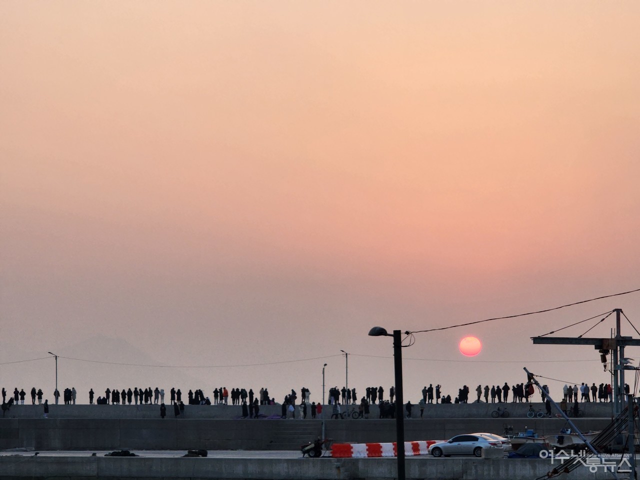 ▲ 여수 만성리 방파제에서 새해 일출보는 인파 ⓒ심명남