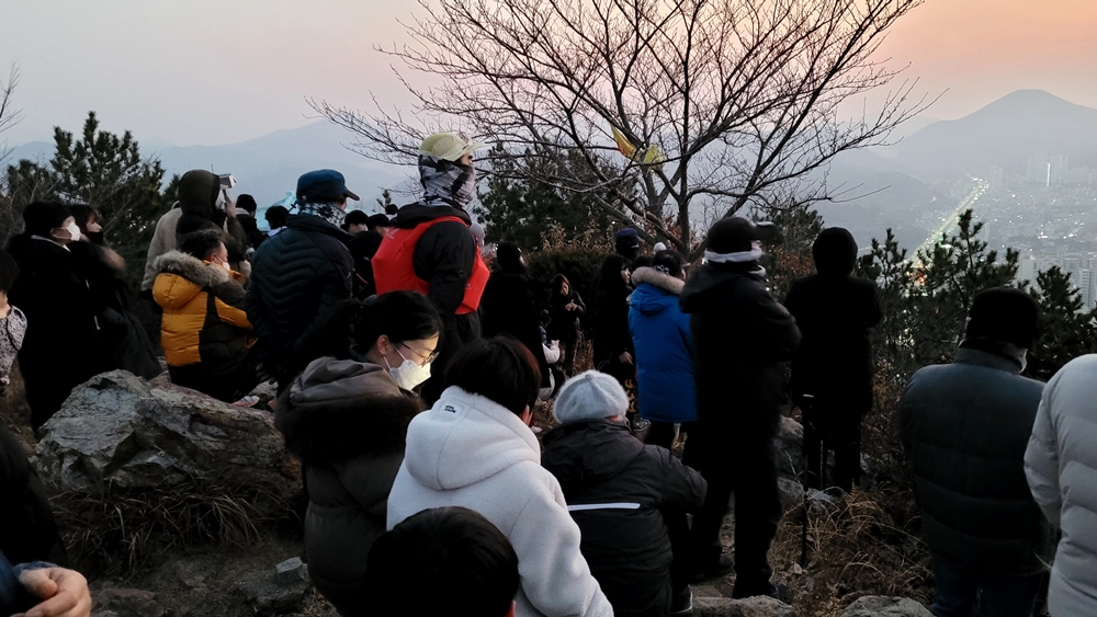 ▲ 2023년 새해 일출을 보러 무선산을 찾은 시민들
