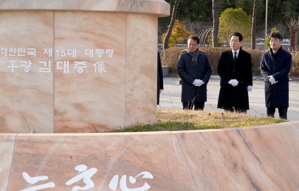 ▲ 무안에 위치한 고 김대중 전 대통령 동상에서 참배를 마치고 둘러보고 있다.