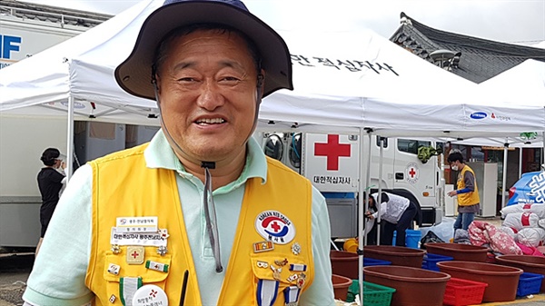 ▲  2022년 4월 20일 대한적십자사 광주전남협의회 회원들과 함께 고추장나눔 봉사활동에 나선 최상철씨 모습 ⓒ최은정 