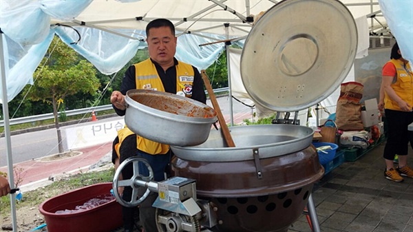 ▲  세월호 사고 희생자 가족을 위해 한달간 급식봉사에 나섰던 최상철씨 모습 ⓒ최은정 