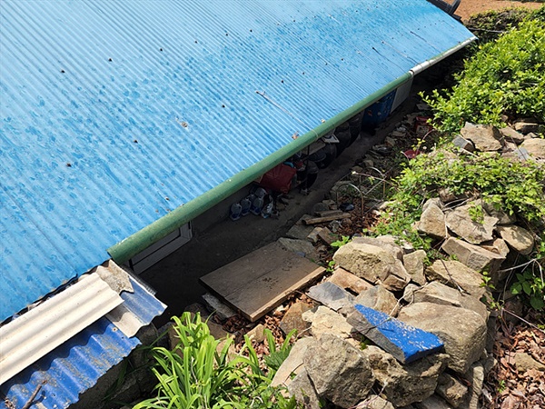 ▲ 최상철씨가 여수시 남면 금오도 심포마을에 사는 다문화가정을 실사하기 위해 방문했을 때 촬영한 사진으로 기반이 낮아 비만오면 침수된다.   ⓒ최상철 