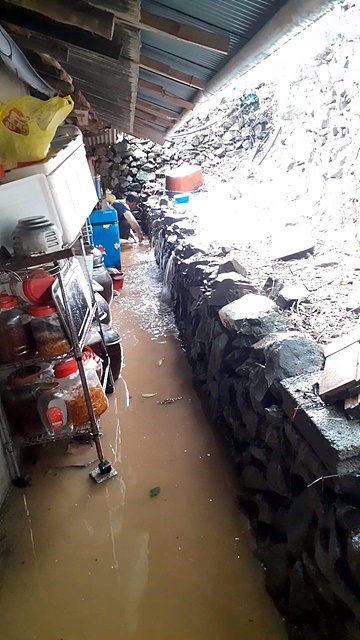 ▲ 비가와 집이 침수된 다문화가정 모습으로 비만오면 아이들은 밖으로 피난가는 게 일상이었다. ⓒ최상철 