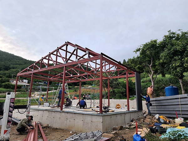 ▲ 다문화가정집 기초가 낮아 비만오면 침수가 되자 집 앞 뒤 물고랑을 메꾸고 기반을 지상 1m 높여 집을 짓고 있는 모습  ⓒ최상철 