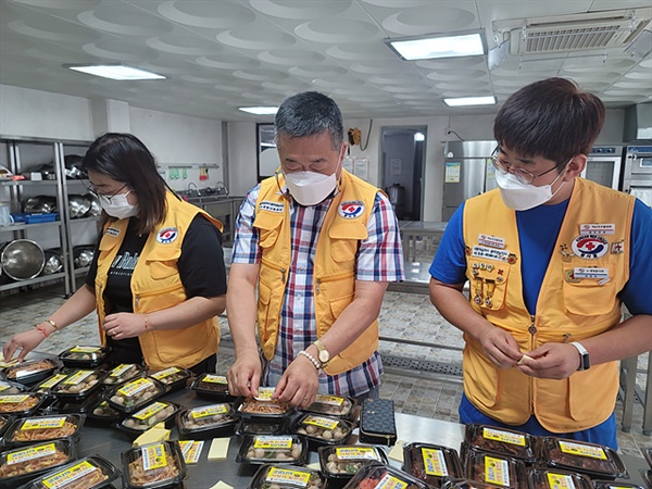 ▲ 코로나 때문에 어려운 취약계층 어르신들을 위해 반찬배달 봉사활동하는 가족들 중앙이 최상철씨이고 왼쪽은 딸 최은정씨, 오른쪽은 아들 최정욱씨다. "자식은 키우는 게 아니라 부모와 함께 큰다"라는 옛 성현의 말씀이 공감가는 걸 보여주는 사진이다. 가족의 자원봉사활동을 후원하는 부인까지 포함하면 사랑의 자원봉사가족이랄 수 있다. ⓒ오문수