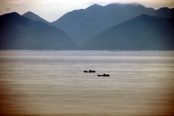 백령도와 북한 장연군 사이 비무장지대에서 조업 중인 중국어선들. 많을 때는 백령도에서 연평도까지 1000여척이 들어와 조업한다고 한다.  ⓒ여수넷통 자료사진