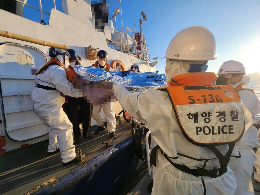 ▲ 경비함정이 응급환자를 이송하고 있다.