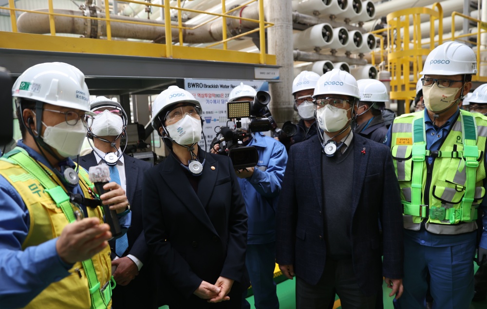 ▲ 문금주 전남도 행정부지사가 광양제철소를 방문한 한화진 환경부 장관에게 설명하고 있다.