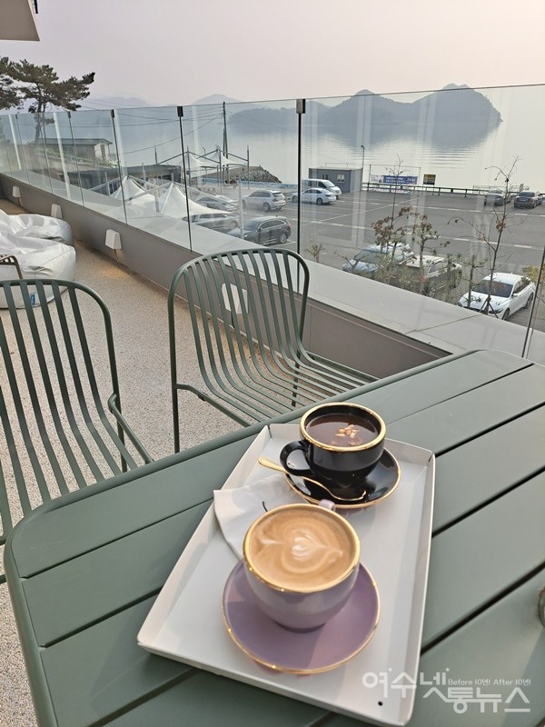 ▲ 찻잔 너머 아스라이 걸쳐진 섬은 운두도다. ⓒ조찬현