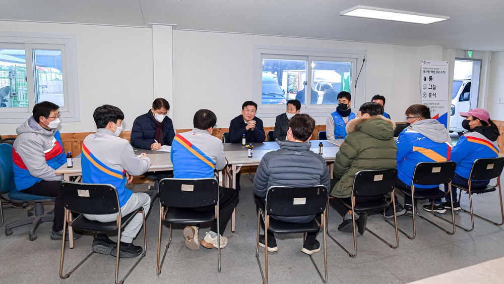 ▲ 정기명 여수시장이 택배 분류 관계자와 택배업 종사자와 면담을 하고 있다.