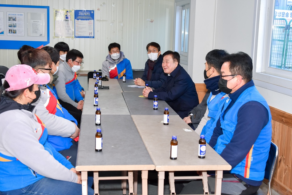 ▲ 정기명 여수시장이 택배 분류 관계자와 택배업 종사자와 면담을 하고 있다.