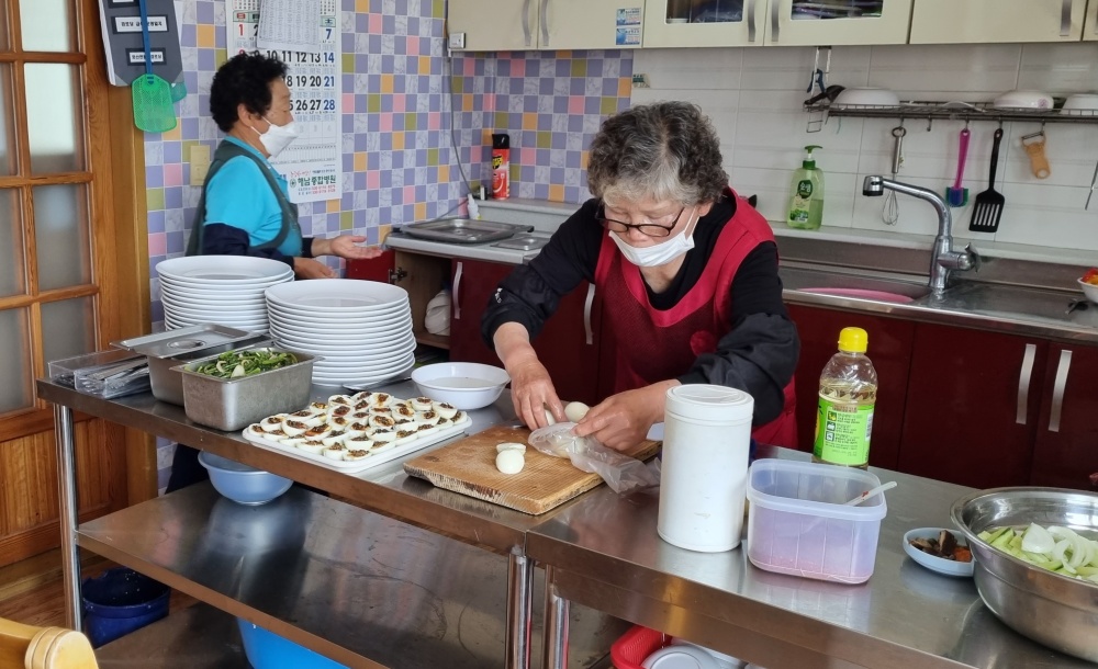 ▲공익활동형 노인일자리인 해남군노인회 급식도우미
