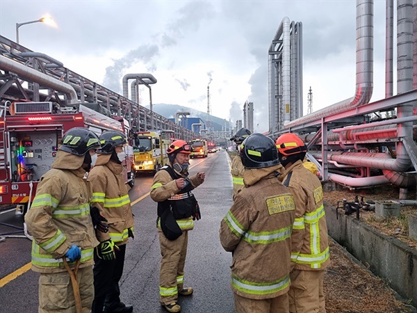 ▲ 현장 안전점검관으로 여수국가산단에서 직원들에게 주의사항을 전하고 있는 김종의 소방위 ⓒ김종의