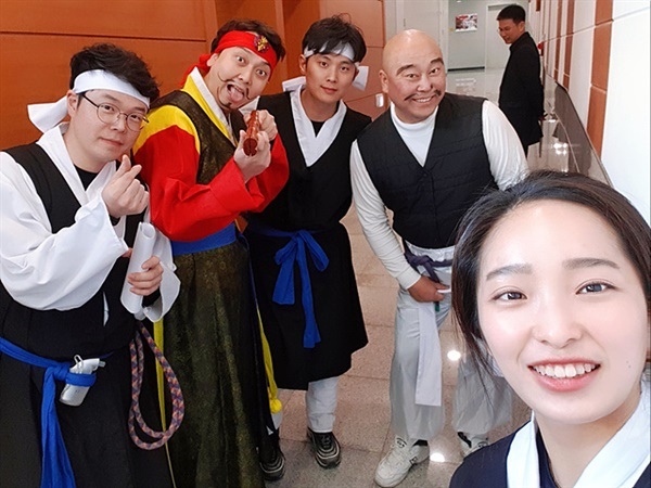 ▲ 제1회 전남소방 청렴문화 콘테스트에서 대상을 수상한 직원들과 함께 기념촬영한 김종의씨(오른쪽에서 두번째) ⓒ김종의