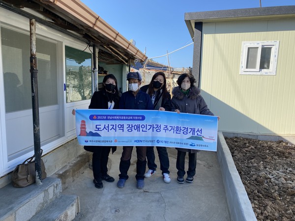 ▲ 완성된 화장실과 가림막이 설치된 가정에서 함께 사진을 찍고 있다.