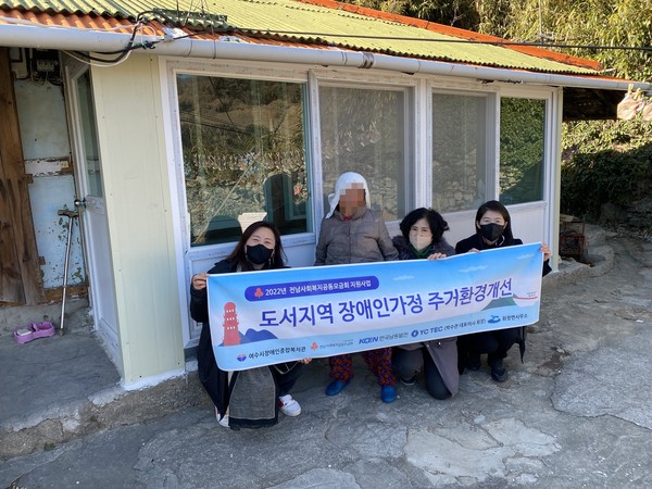 ▲ 확장된 마루에 가림막을 설치하여 만족한 모습으로 함께 사진을 찍고 있는 이용자 어머님