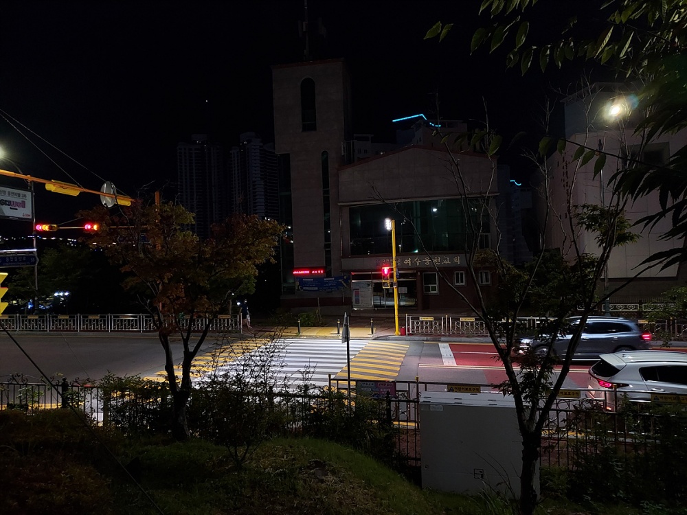 ▲ LED 투광기 설치한 횡단보도