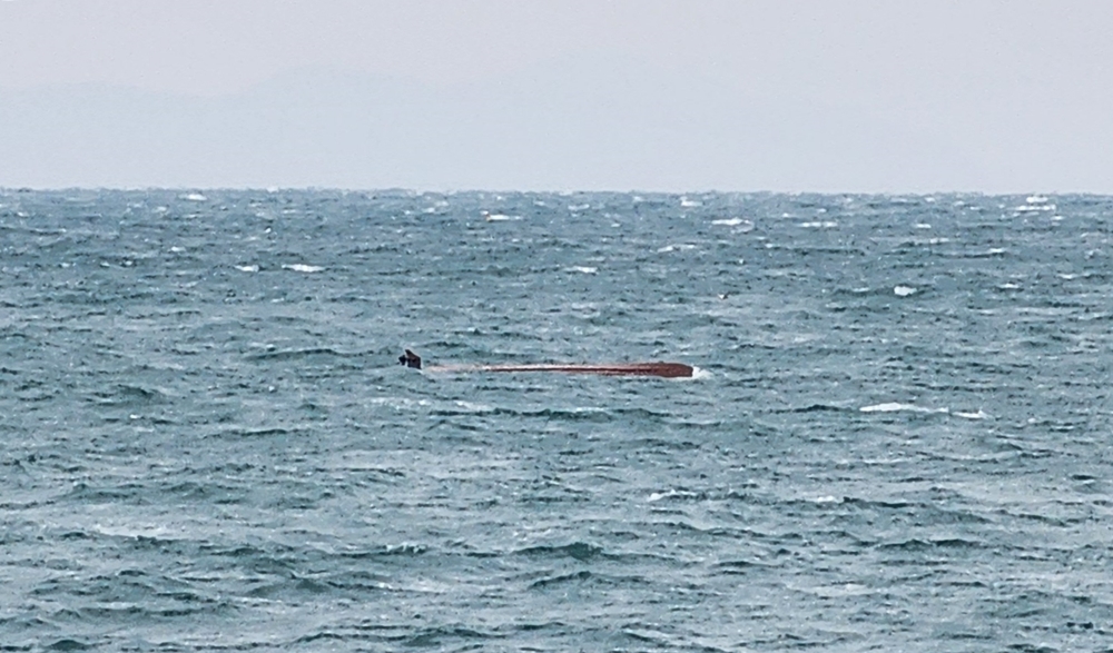 ▲ 금오도 해상에서 전복된 선박
