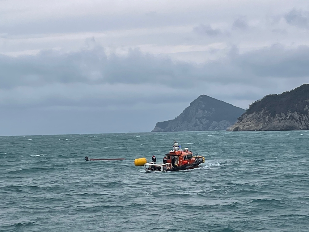 ▲ 해경이 전복된 선박에 리프트백을 설치하고 있다.