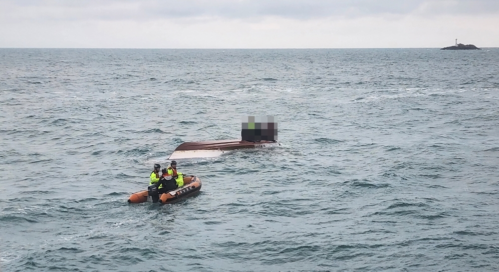 ▲ 전복 선박에 접근하는 여수해경