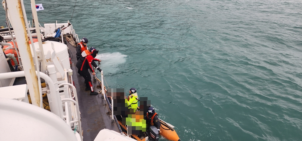 ▲ 구조 승객을 경비함정에 이송하고 있다.