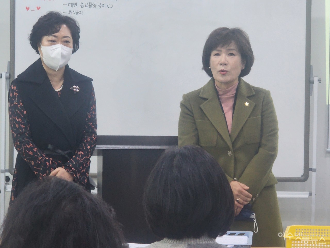▲ 산모신생아 건강관리자 교육경비 보조지원 조례 발의를 준비중인 이미경 의원과 배점숙 원장이 수강생들의 애로사항을 청취하고 있다 ⓒ심명남