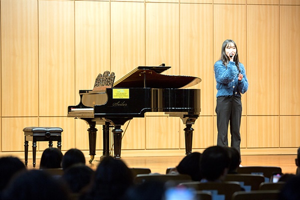▲세 명 작가 중 막내인 김유정 양이 기라성같은 음악가들 속에서 영화  ost인  노래를 부르고 있다. 남북통일이든 작가든 뭐든지 해보고 싶은 마음이 절절히 들어있는 고등학생의 마음이 묻어났다. ⓒ 오문수 