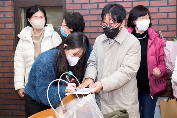 ▲ 콘서트가 끝나자 고등학생 작가들의 사인을 받는 청중들 모습 ⓒ오문수 