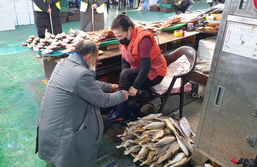 ▲ 사랑의 방한장화 나눔 캠페인