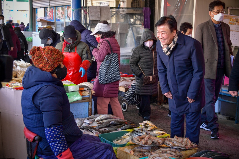 ▲ 정기명 여수시장이 전통시장을 방문해 민생 현장을 살폈다