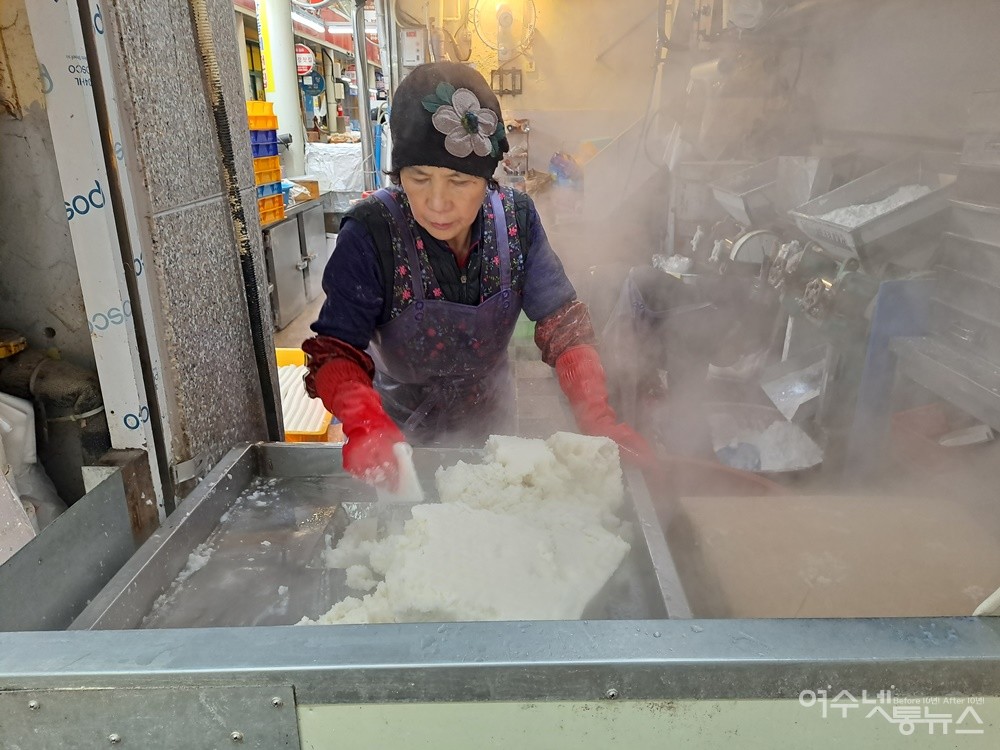 ▲ 설 대목을 앞두고 여수 서시장 주부떡집 대표가 가래떡을 뽑고 있다.ⓒ조찬현