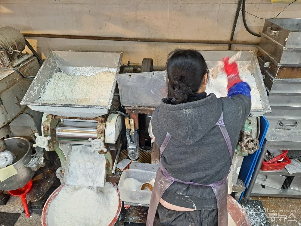▲떡국떡을 만들기 위해 쌀을 불려서 빻고 있다.  ⓒ조찬현
