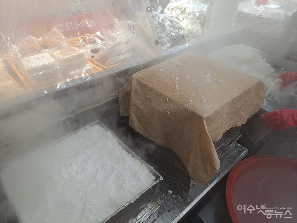 ▲ 찜기에서 쪄낸 떡쌀에서 김이 무럭무럭 안개처럼 피어오른다. ⓒ조찬현