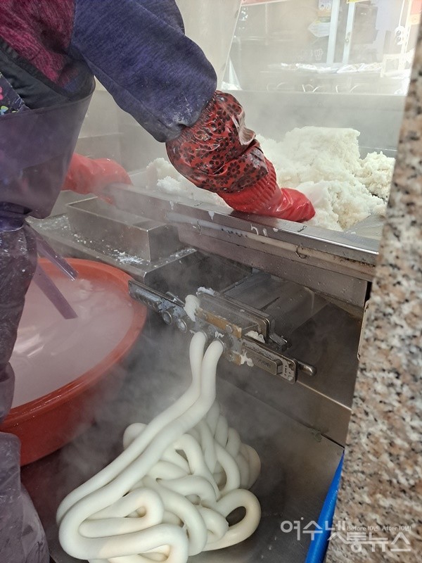 ▲ 찜기에서 쪄낸 떡쌀을 이용해 가래떡을 뽑고 있다. ⓒ조찬현