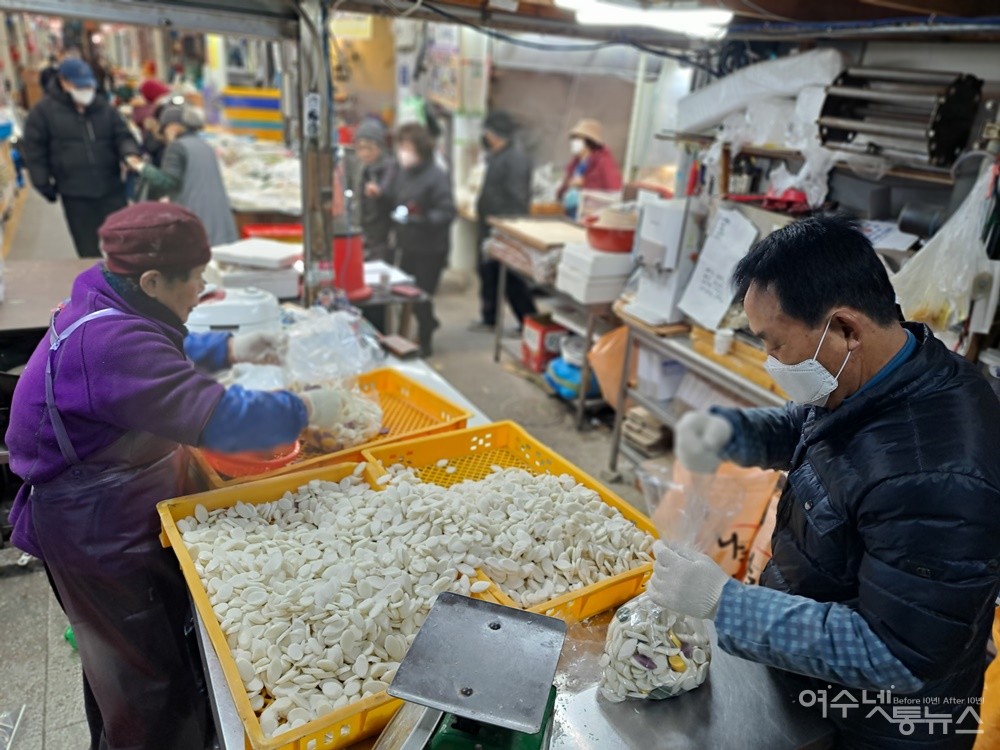 ▲ 설 명절에 먹을 떡국떡을 봉지에 담고 있다. ⓒ조찬현
