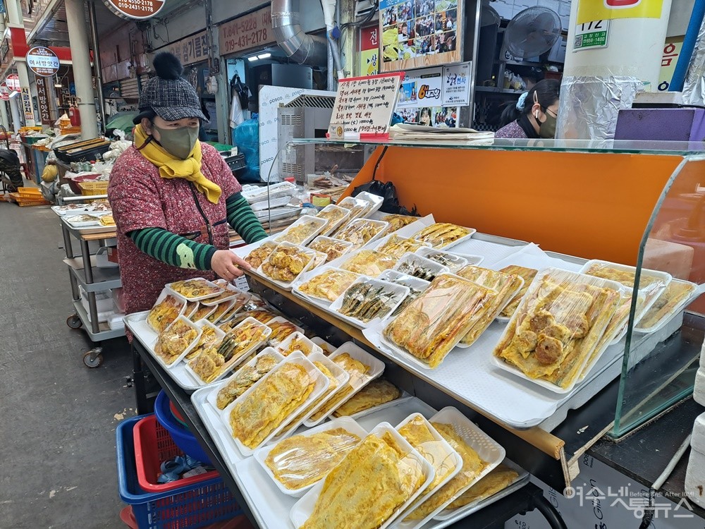 ▲ 여수 산들네전집 김미아 대표가 조기전과 서대전 명태전 등 다양한 종류의 전을 설명하고 있다.ⓒ조찬현