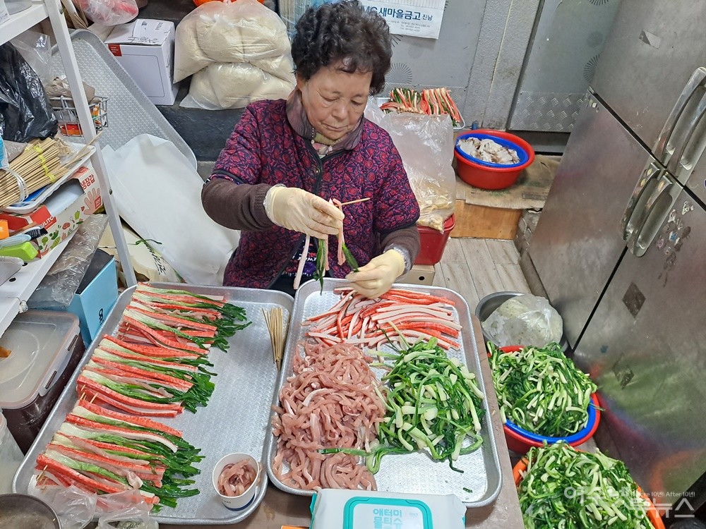 ▲ 친정어머니가 산적을 꼬지에 꿰고 있다.ⓒ조찬현