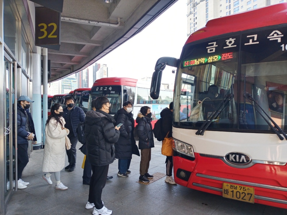 ▲ 버스 이용하는 귀성객