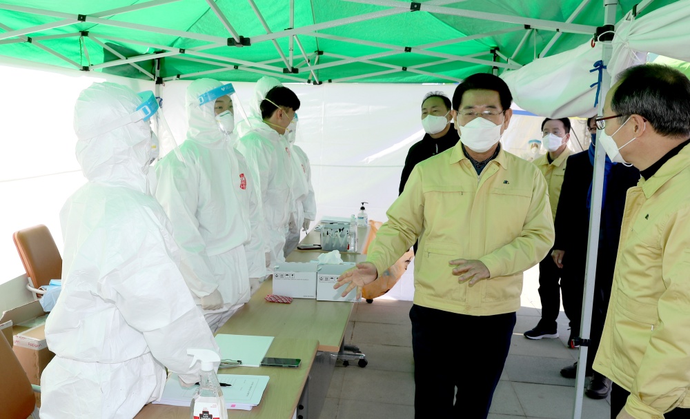 ▲ 지난해 설 연휴 목포시 평화광장 코로나19 선별진료소 방문한 김 지사