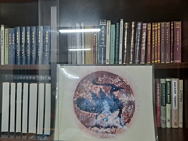 ▲ 서길수 교수의 고구려연구소에는 수많은 연구서적과 함께 북한에서 발간한 역사서적도 여러 권 비치되어 있었다.  ⓒ오문수