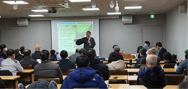 ▲2022년 12월 17일 열린 서길수 교수의 '살아서 하는 장례식'에서 서교수가 마지막 결론을 내리는 모습ⓒ 살아서 하는 장례식