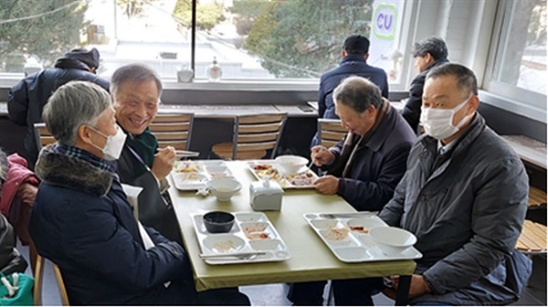 ▲ 서길수 교수의 '살아서 하는 장례식'에 참석한 지인들과 파안대소하는 모습  ⓒ서길수