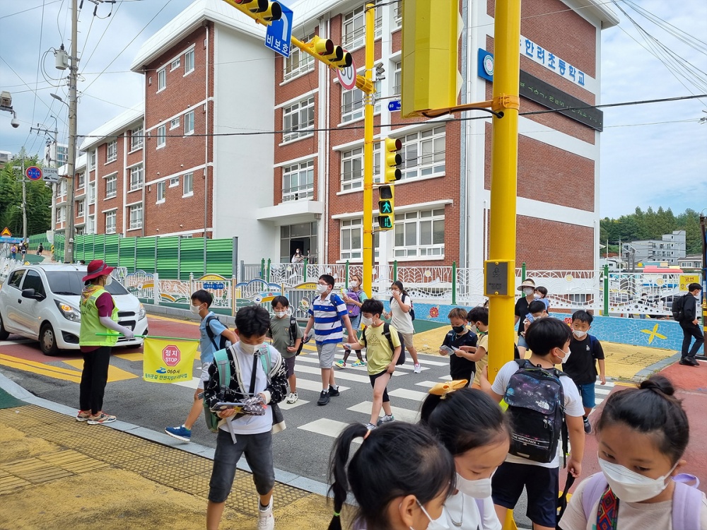▲ 초등학생 등하굣길 안전지킴이  활동 모습