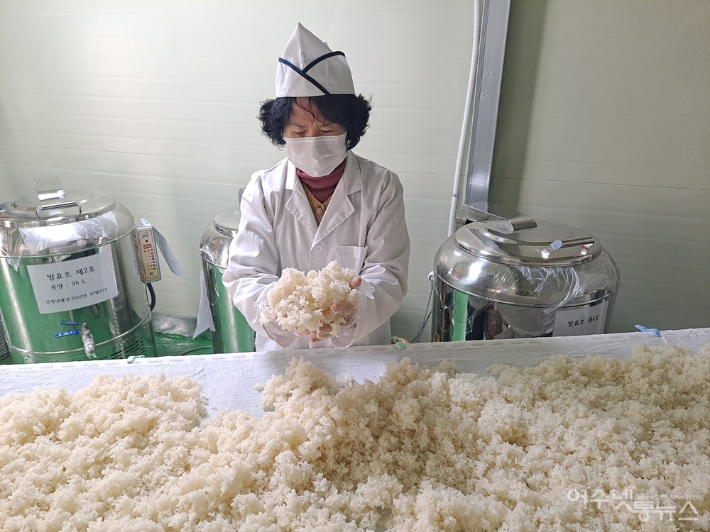 ▲ 황칠본가 최영자 대표는 꼬두밥이 술맛을 결정짓는다고 했다. ⓒ조찬현