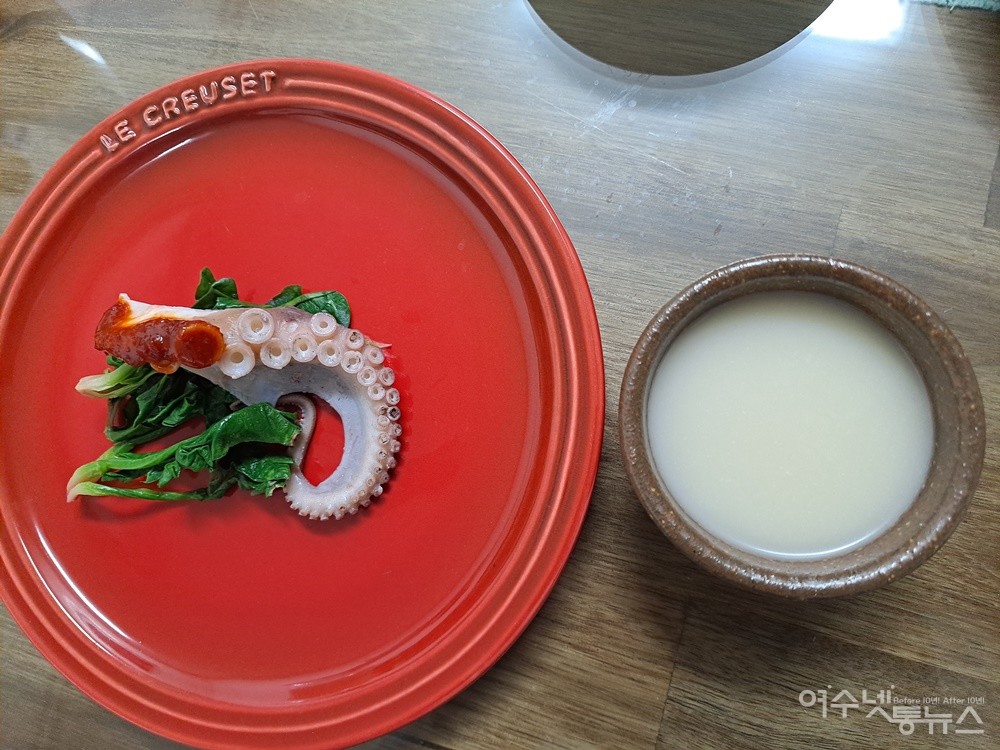 ▲쭈꾸미 안주와 황칠막걸리, 자연의 신비가 깃든 술맛에 행복감이 밀려든다.  ⓒ조찬현